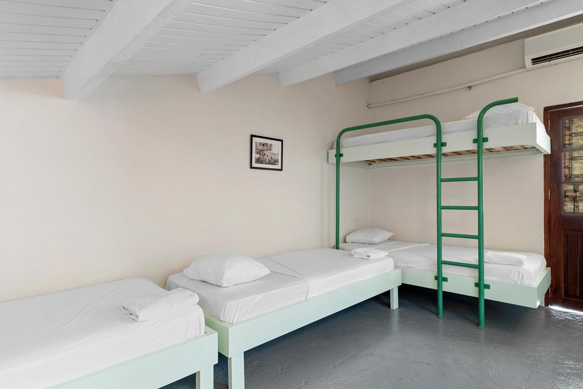 The Ritz Hostel Виллемстад Экстерьер фото