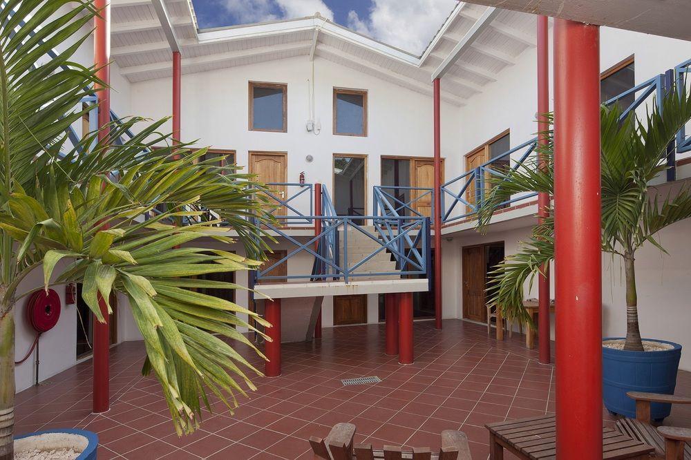 The Ritz Hostel Виллемстад Экстерьер фото